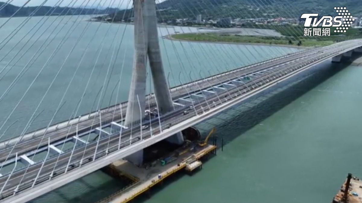 影音/網紅揪淡江大橋「螺絲鬆了」 公路局:不要私自拆除