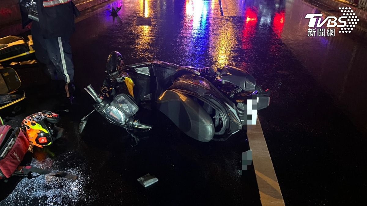 新北雨夜驚悚車禍!台64騎士撞護欄再撞轎車 重摔命危送醫