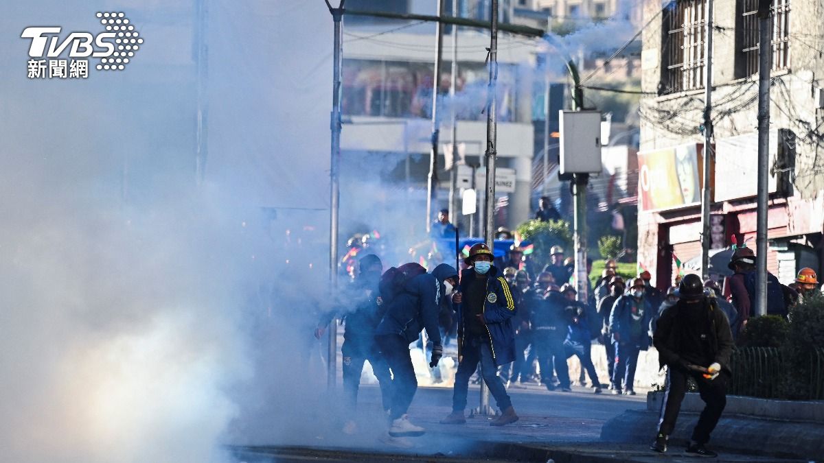 你丟催淚彈、我還炸藥包 玻利維亞礦工生活苦 圍總統府抗議