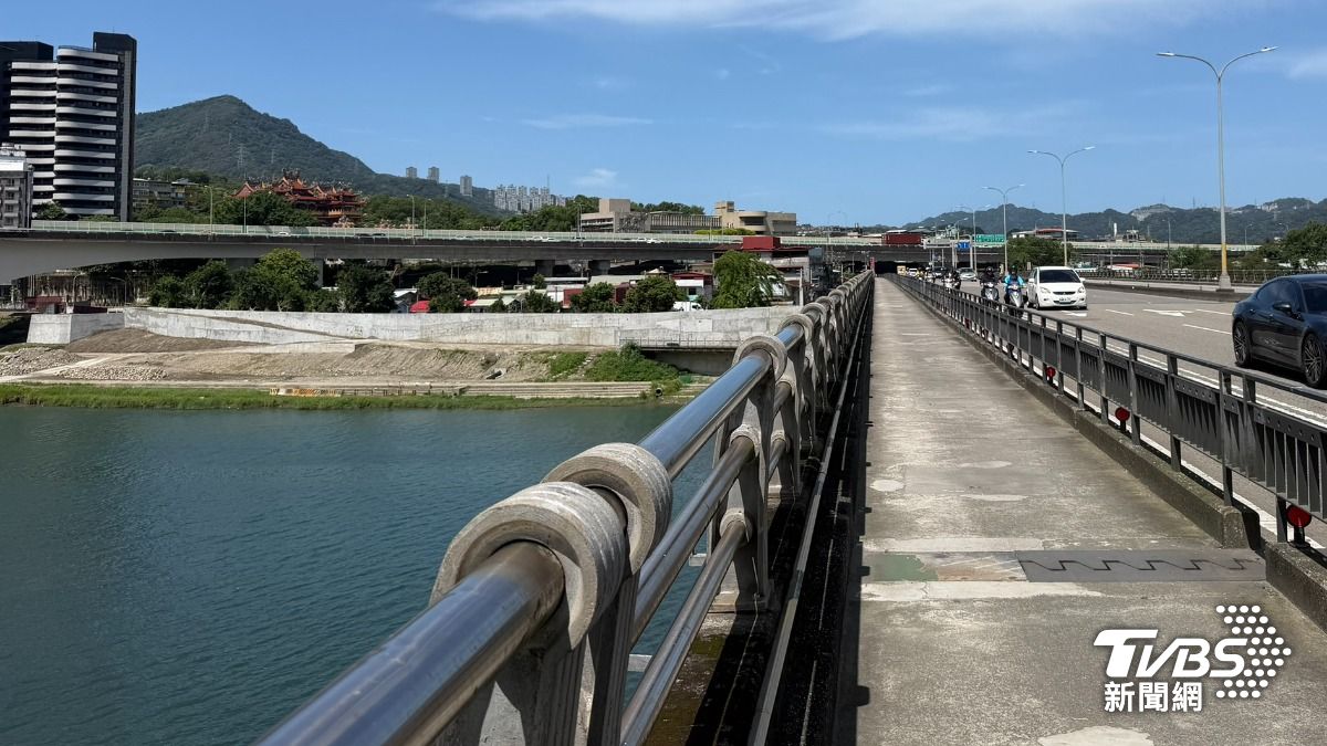快訊/新店碧潭6旬婦墜橋「受困攔沙壩」 無意識送醫