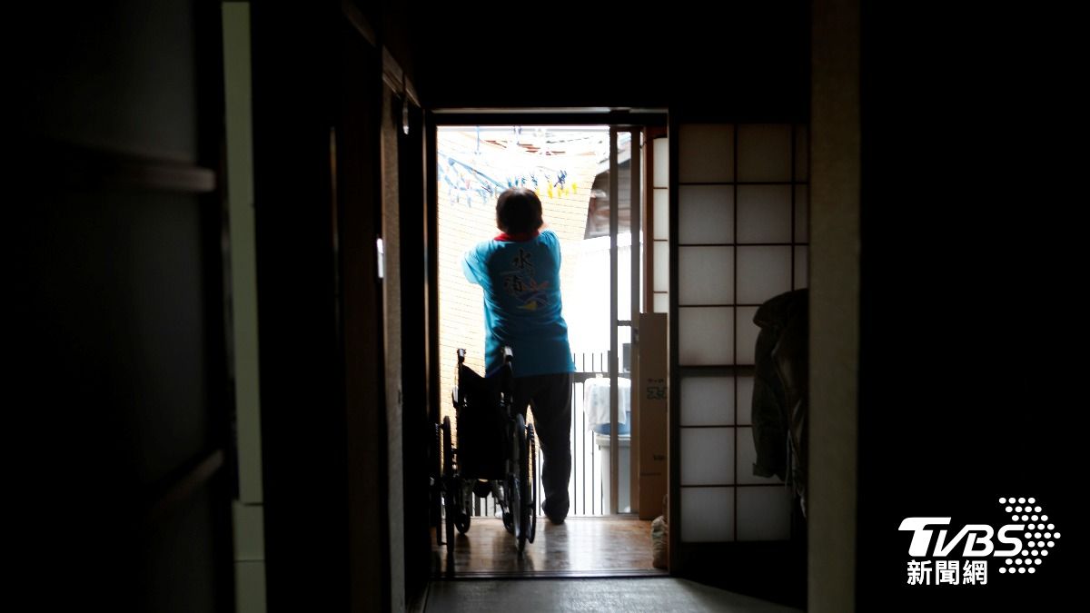 有房有年金卻被送養老院?81歲日嬤住進去低聲「1句話」兒女淚崩