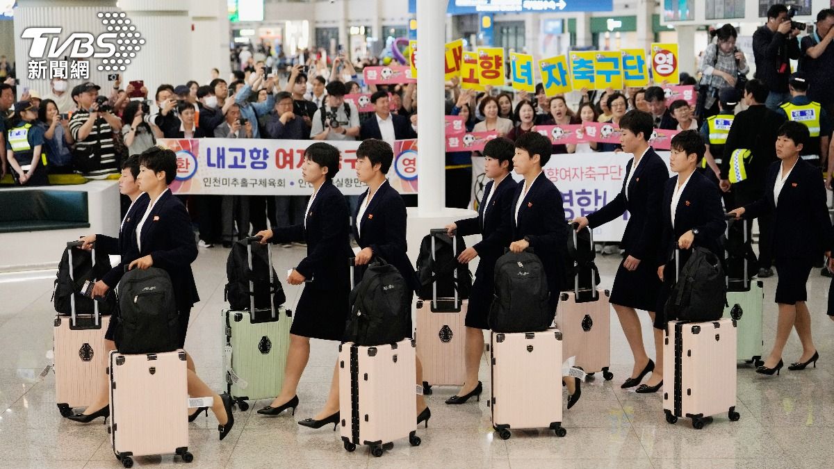 北韓運動員8年來首赴韓比賽!女足隊員冷臉速離機場