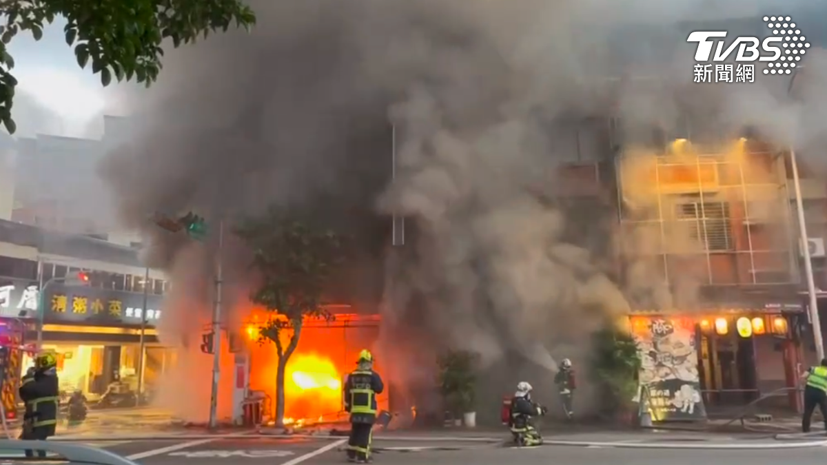 快訊/台中西屯民宅火警!濃煙、火舌狂竄 恐怖畫面曝光