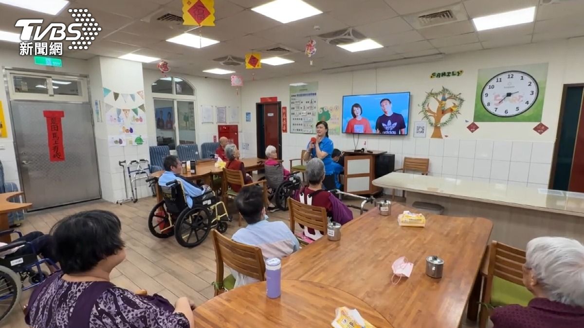 長輩吃飯變慢、常嗆到 恐口腔衰弱!醫揭5大警訊 不可輕忽