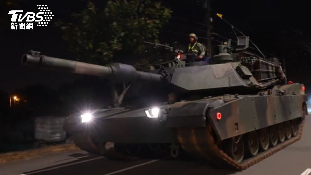 影音/橋扛得住! M1A2T戰備偵巡 模擬機場遭攻佔