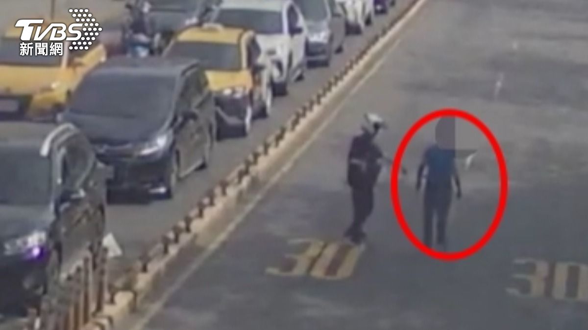 影音/亞東醫院站前!硬闖車道不聽勸 行人遭警壓制管束
