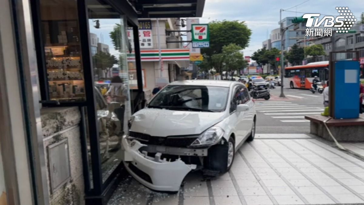 影音/牆破洞! 與機車碰撞後 小客車失控衝店家