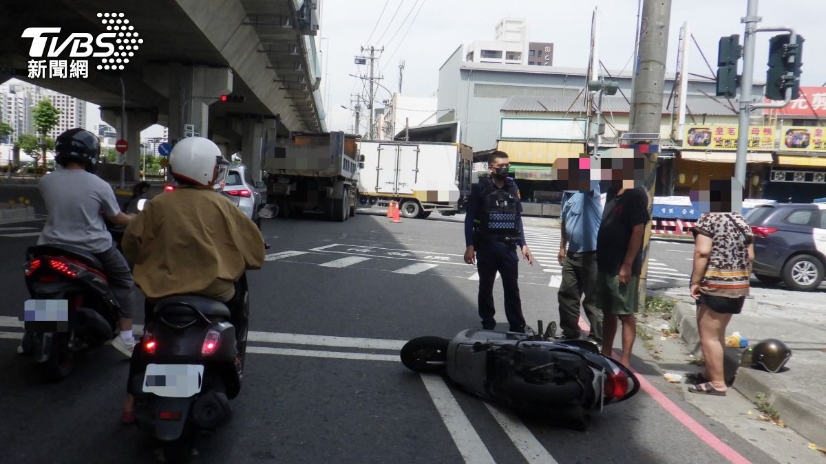 高雄砂石車闖燈直衝!女騎士噴飛險遭輾 驚悚瞬間曝