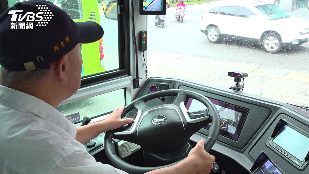 油車淘汰中!電動公車「無聲上路」乘客感受兩極