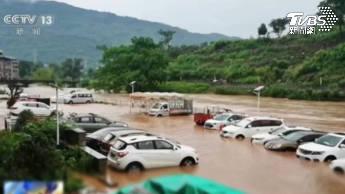 影音/水淹脖子、喝髒水!重慶暴雨17失聯1死 河南汙水引腹瀉
