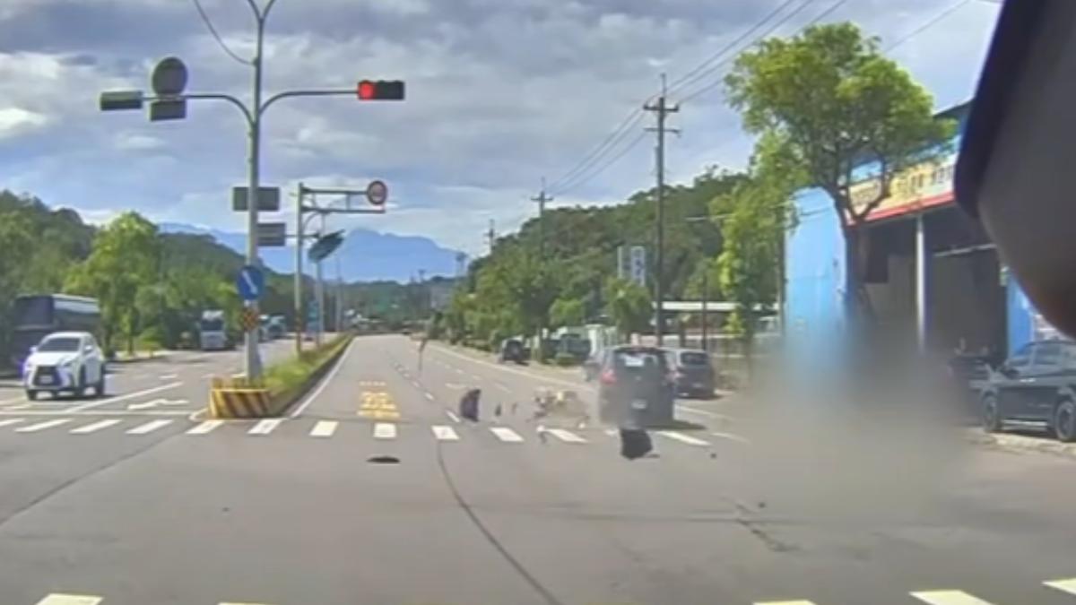 影音/剛洗完腎開車返家!7旬翁闖紅燈猛撞 女騎士「噴飛空中」嚇壞路人