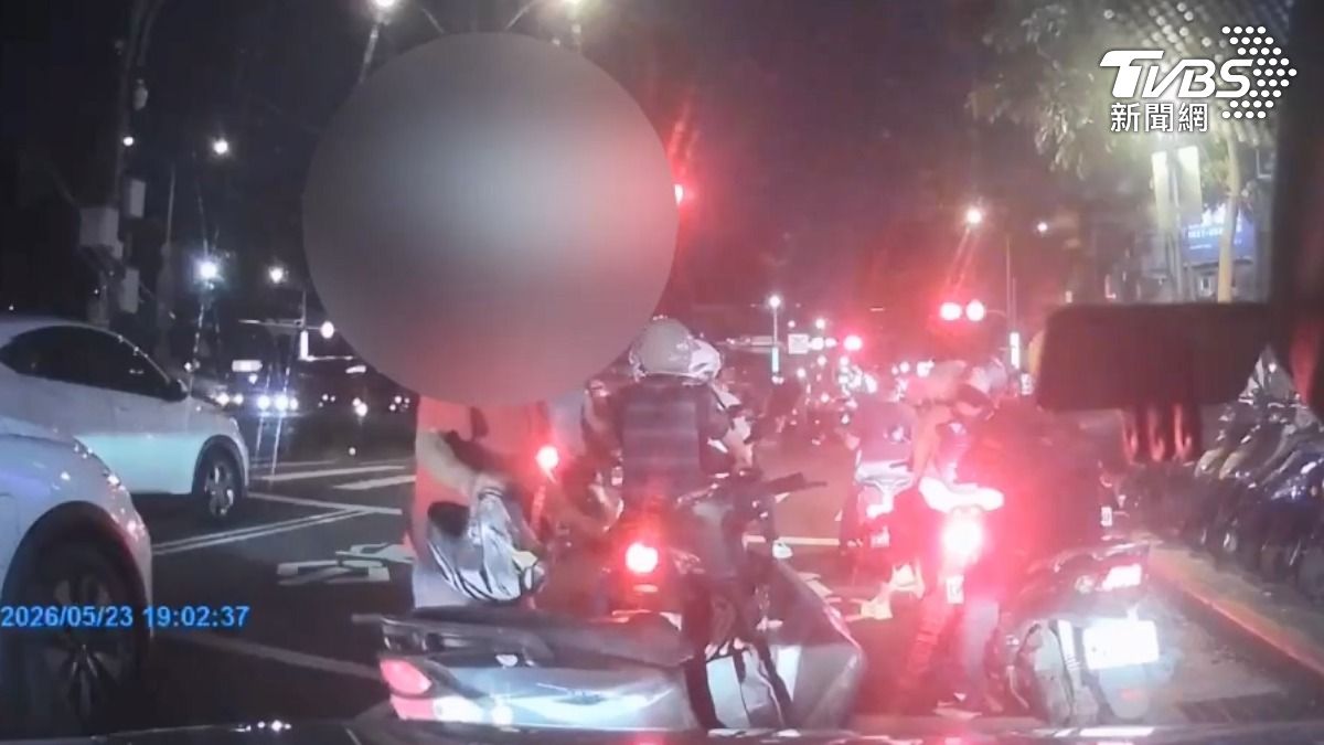 影音/不滿被按喇叭!62歲騎士「安全帽砸爆車窗」 運將臉手濺血