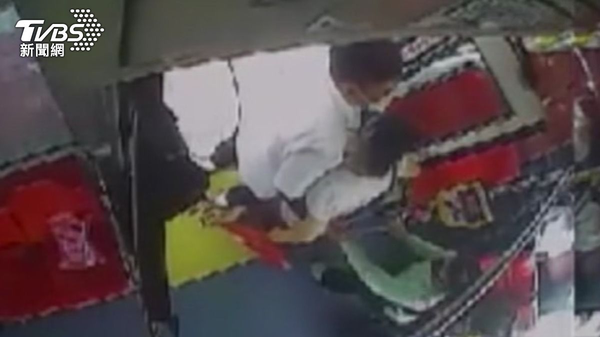公車秒變救護車!台中暖心司機「揹女乘客衝診所」獲金運獎肯定