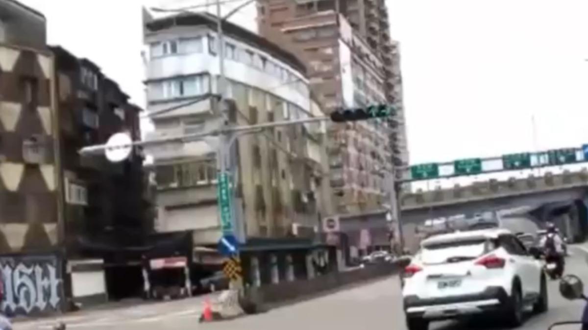 警方在這路口查到車牌異常。（圖／警方提供）