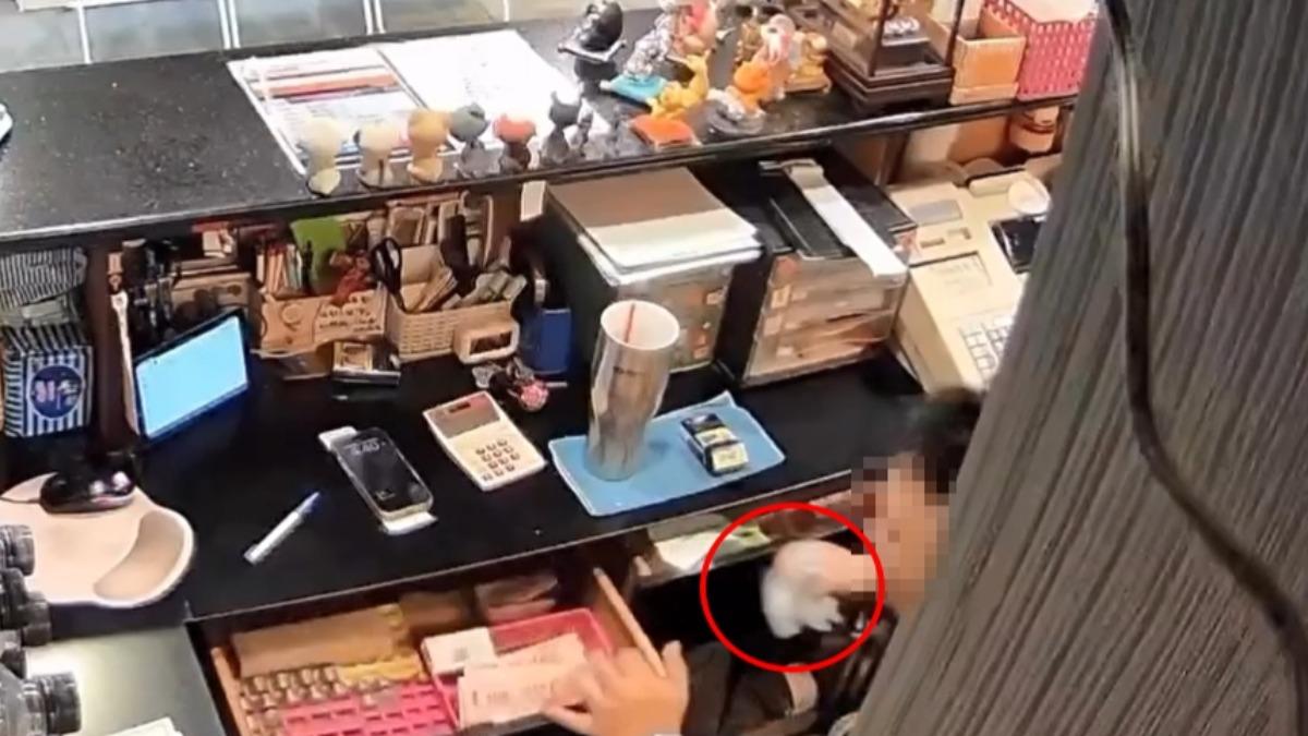 趁店員離開翻抽屜!男「只挑千鈔」偷2.1萬 網一眼認出:慣竊