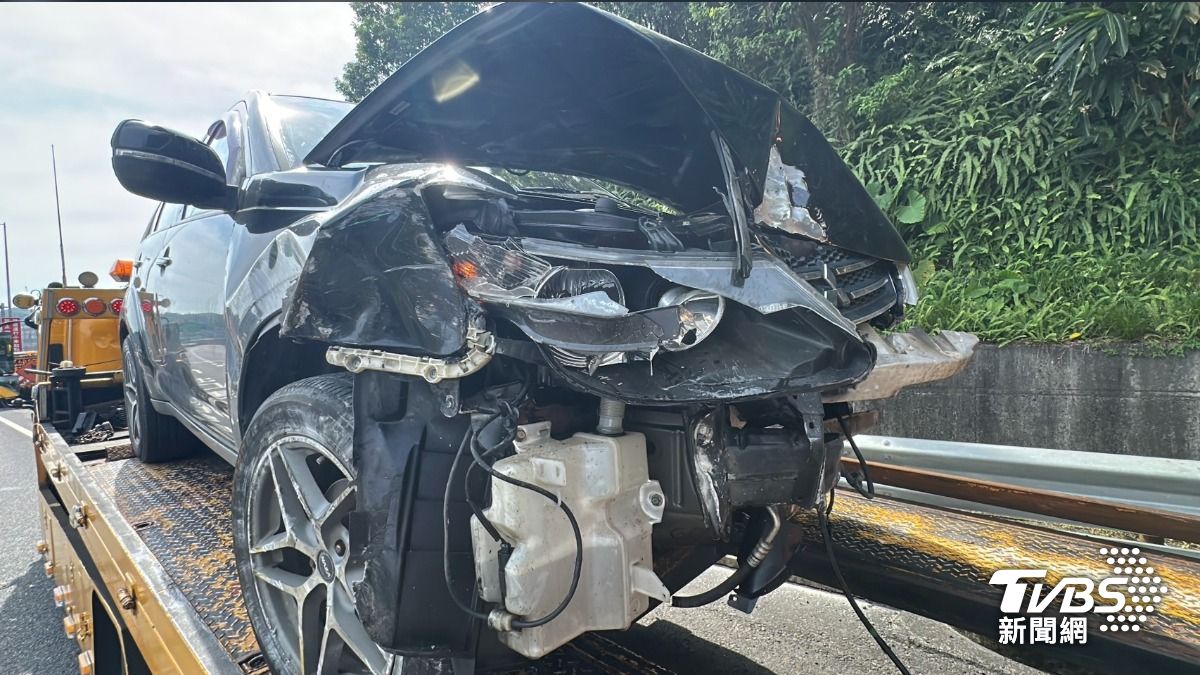 影音/國道毒駕自撞!黑車逆向衝護欄「引擎蓋對折」 駕駛竟想落跑
