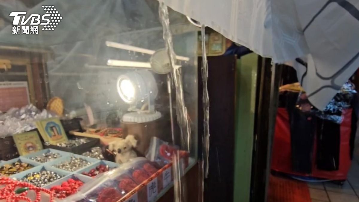 冷氣剛換新!基隆仁愛市場「天花板下雨」 6攤商慘泡水