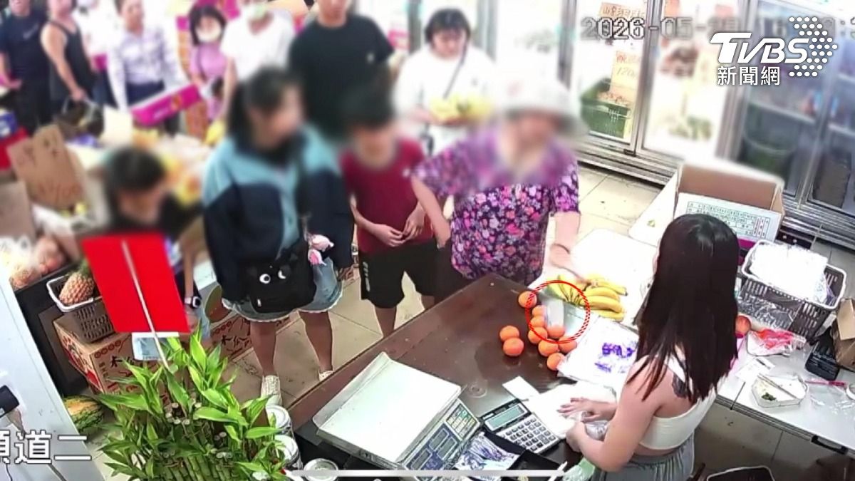 紫衣婦插隊買砂糖橘!掏錢「直接往桌上丟」店員怒:不賣了