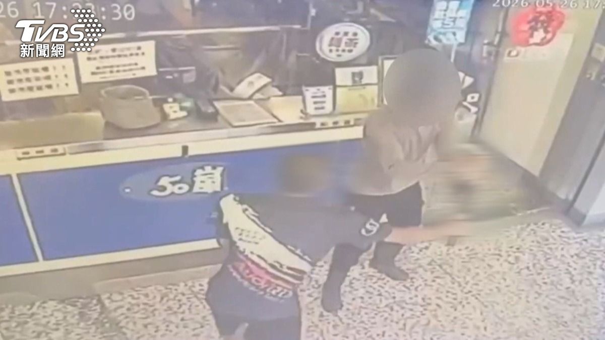 影音/男持雙鐮刀街頭亂砍!砍收銀機傷路人 警追3小時逮人