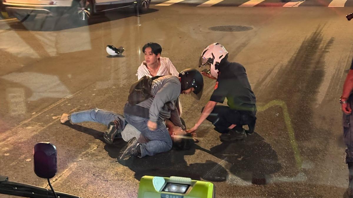 毒駕累犯拒檢狂逃自摔!中和警民聯手壓制 快篩呈「4陽性」