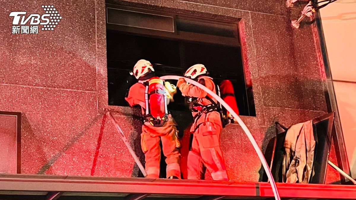 新竹市電子元件工廠凌晨火警 濃煙狂竄急撤4住戶