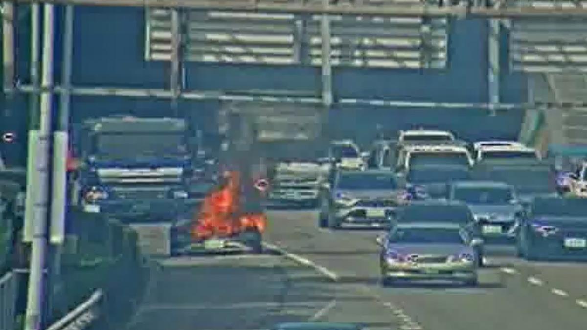 快訊/國道3號新店路段路肩驚見火燒車 上班車流塞爆