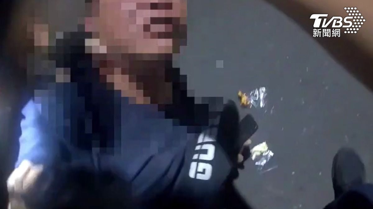 酒醉男見不到前女友街頭暴走!怒敲機車咆哮警 遭辣椒水制伏