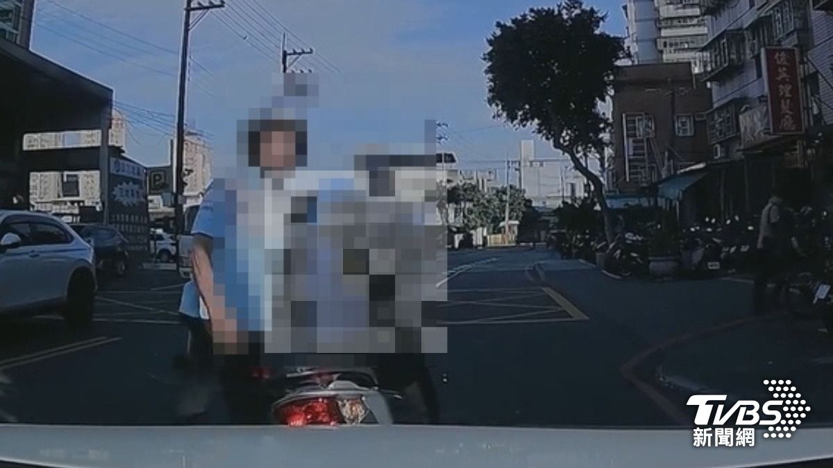獨家影音/載孫騎人行道又急切車道!疑不滿被叭 翁攔車理論