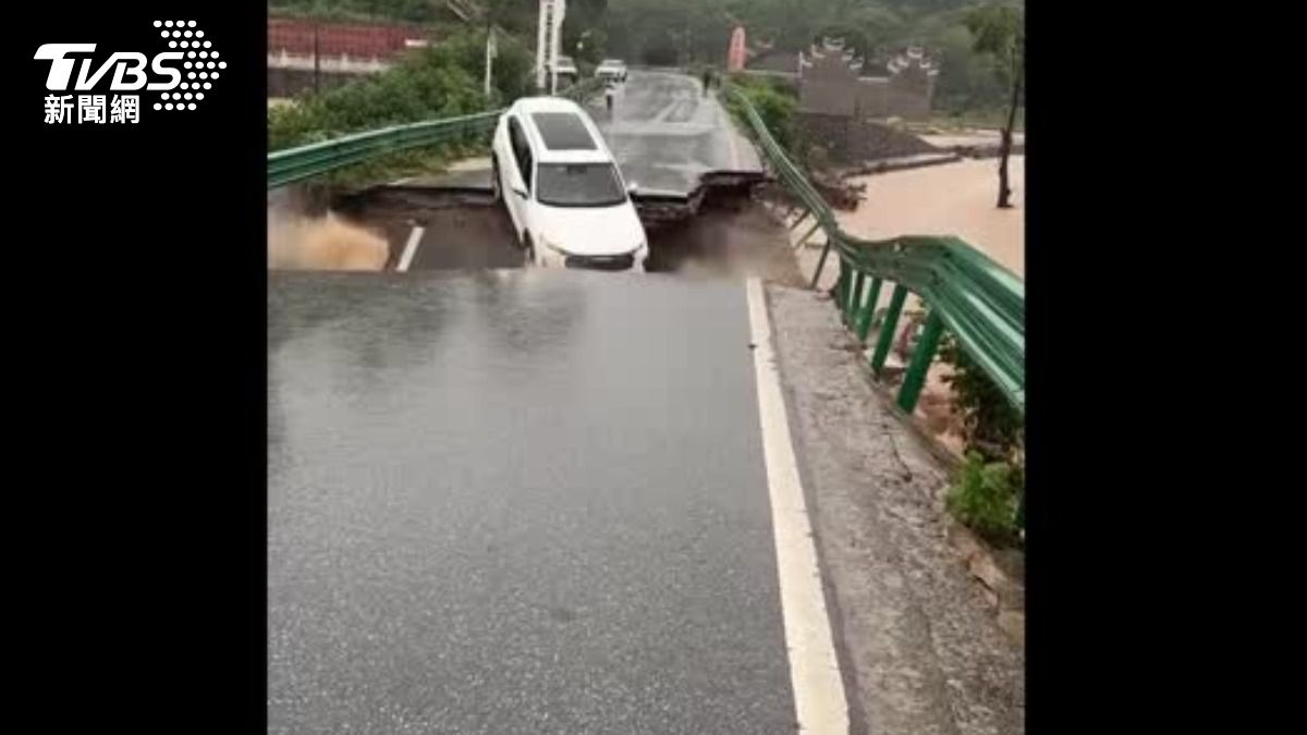影音/江蘇、湖北暴雨成災 橋梁坍塌車輛遭洪水沖走