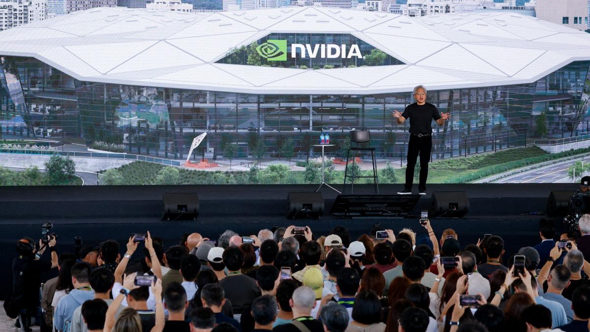 如企業拿AI當裁員藉口 黃仁勳:這樣的CEO偷懶不負責