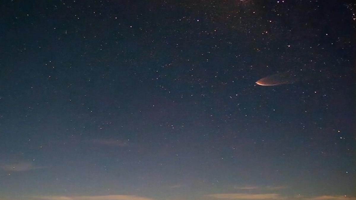 台東夜空現夢幻「扇形紅光」飛行! 民眾議論 專家解答了