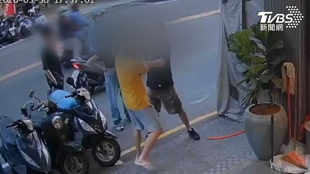 行車糾紛互告傷害! 男子被送拘留室、沒收手機控差別待遇