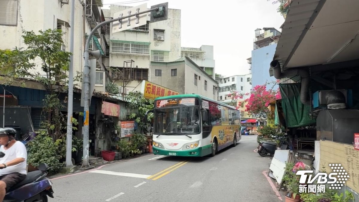 三重狹窄巷弄會車爆衝突!公車、自小客僵持10分鐘 乘客全陪等