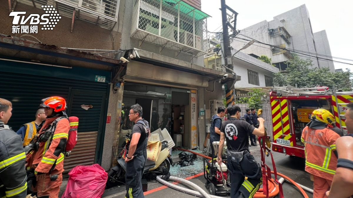 快訊/新北永和公寓突竄火 男住戶全身燒燙傷命危