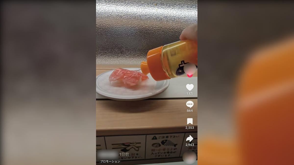 噁心當有趣! 朝輸送帶餐盤淋液體 日本迴轉壽司店又被惡搞