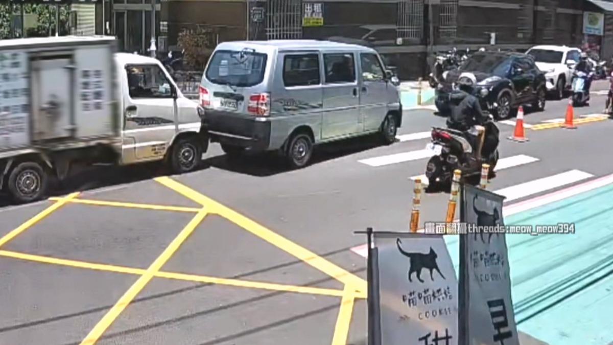影音/喇叭響整條街!廂型車硬倒車撞貨車 駕駛下車理論秒懂了