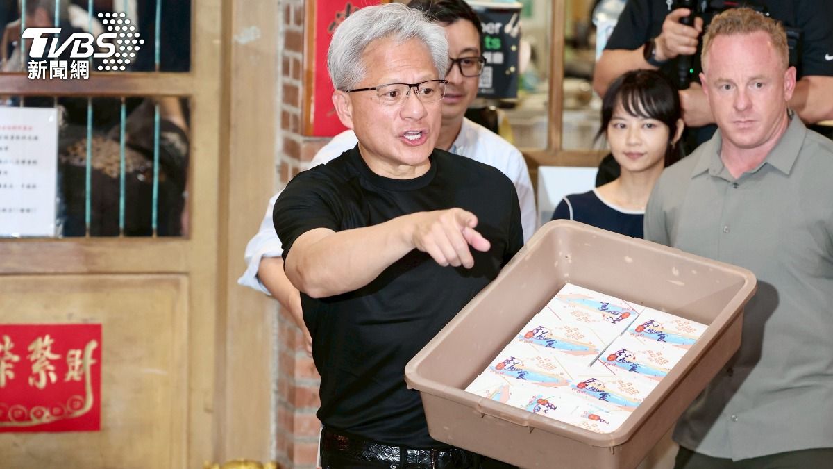 黃仁勳與魏哲家發便當、飲料寵粉 笑喊「發快點,跟晶片一樣快」