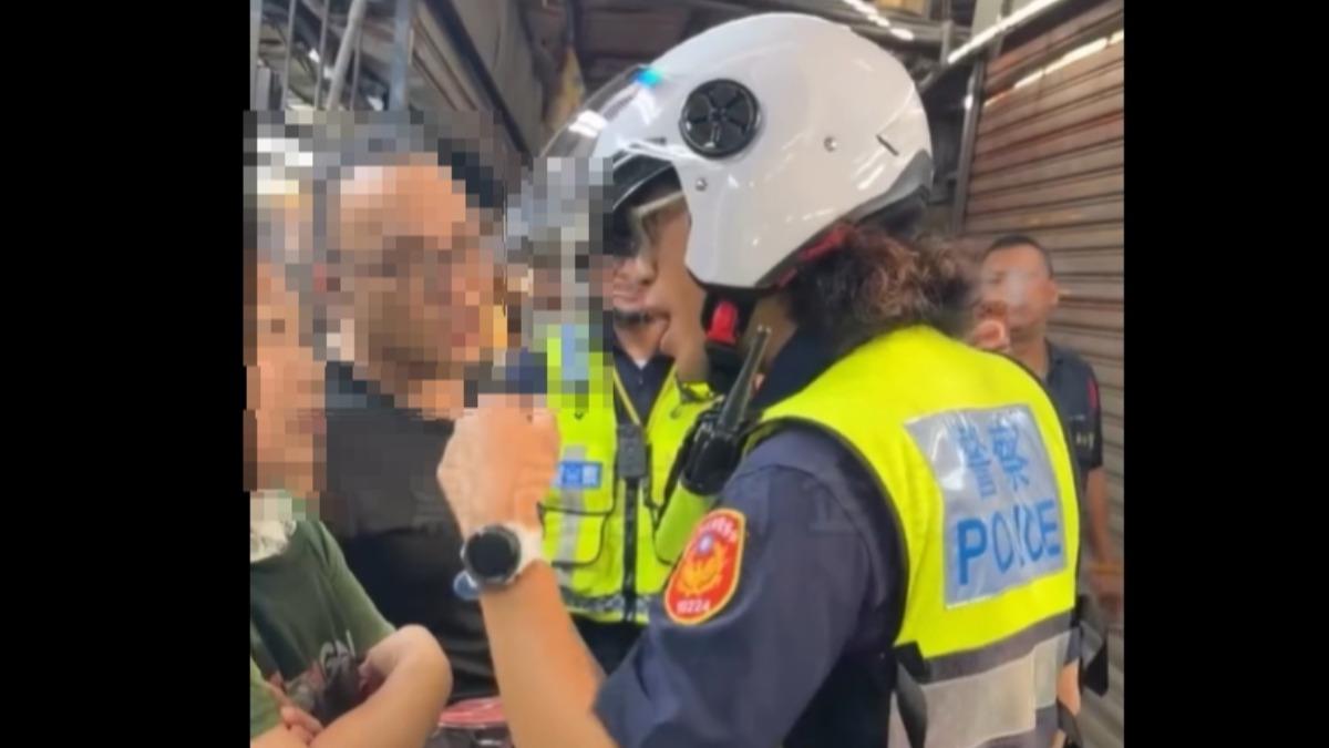 影音/台南女攤商動手打人!警到場處理反遭嗆「腦袋打結」險再爆衝突