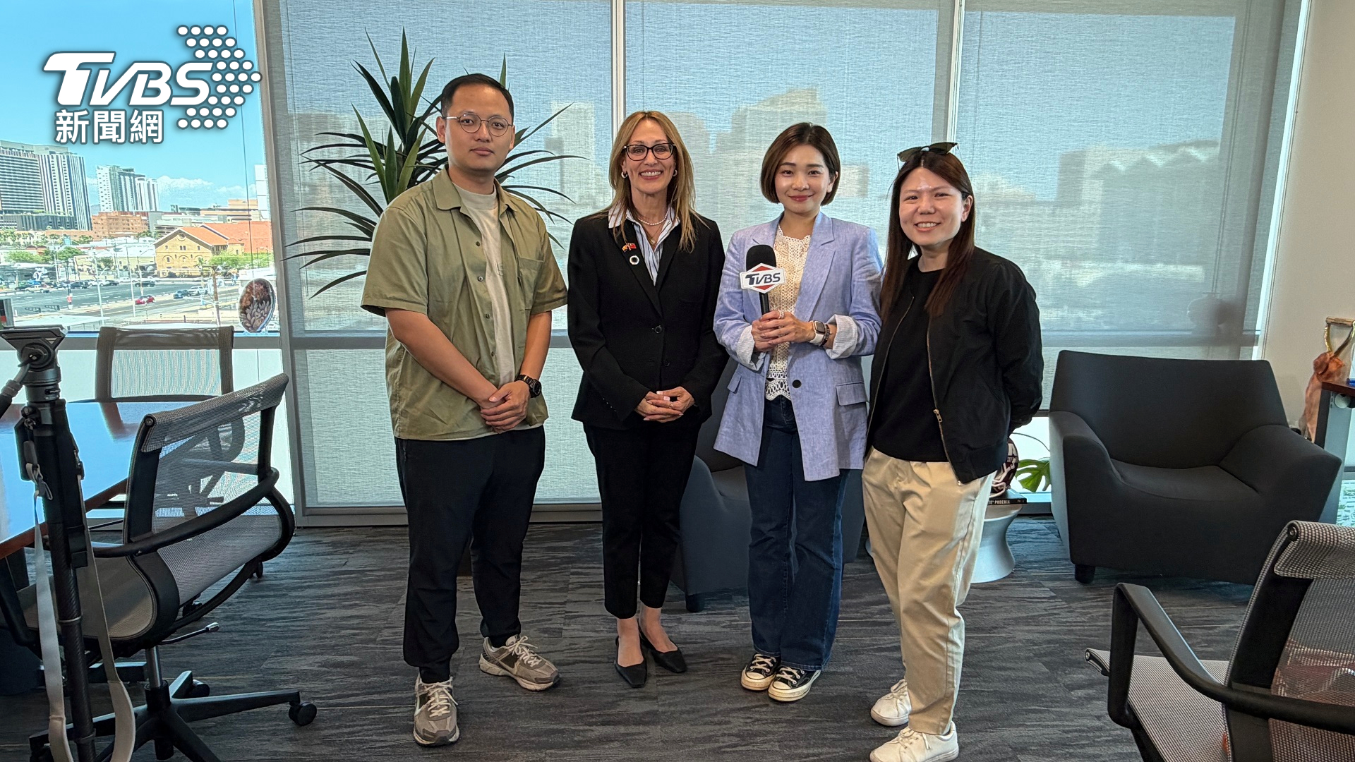 TVBS新聞台主播 彭惠筠(右2)、TVBS新聞網即時中心組長 黃貞怡（右1）專訪亞歷桑那商務局總裁Sandra Watson（左2）（圖_TVBS）