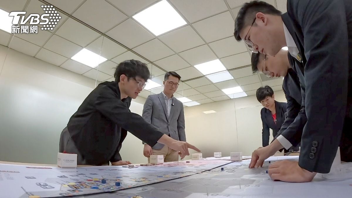 佳頴T政步/行李箱鋪開的台海戰場: 消失的無人機與山壁後的臨時機場
