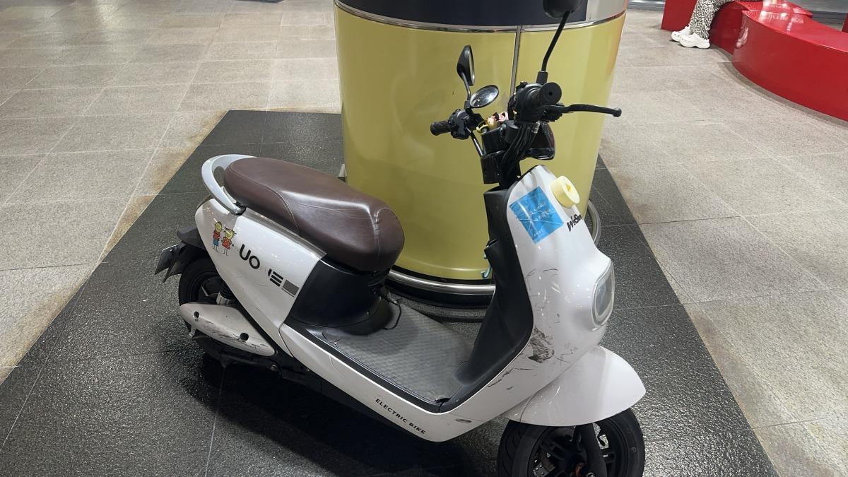 有民眾目擊電動車停放在高鐵站內。（圖／警方提供）