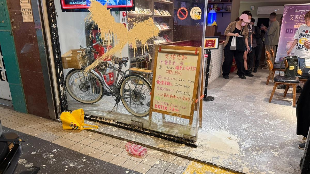 卡米地遭惡意攻擊!「紅帽男」潑白漆糞便彈 警速逮共犯