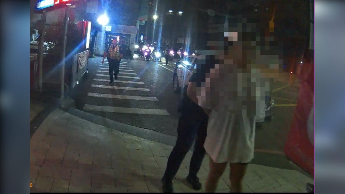 新北情侶街頭吵架!27歲女「亮水果刀」嚇壞路人