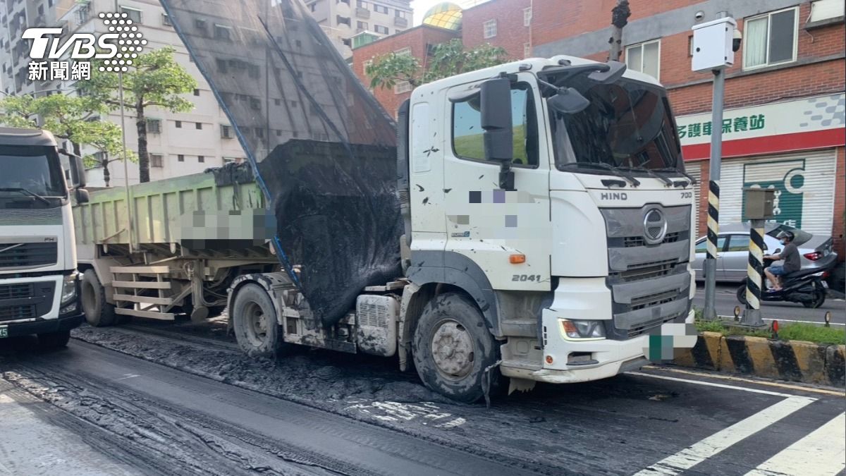 出事了阿伯!砂石車斗故障 炸出「淤泥瀑布」吞萬元罰單