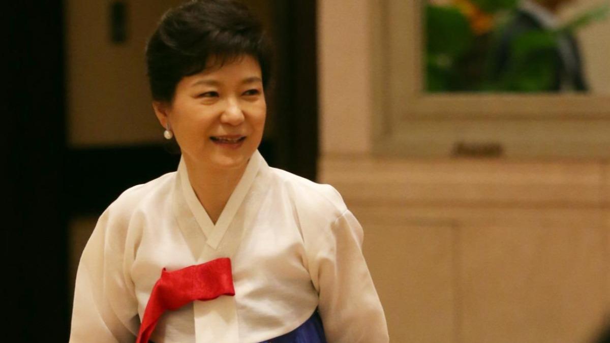 韓地方選舉超級週末! 「女王」魅力依舊 朴槿惠助選手握到痛