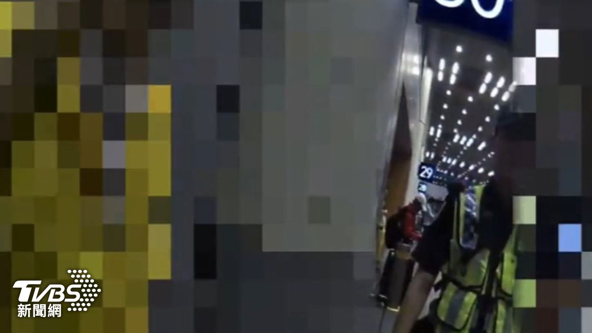 影音/無視桃園機場禁菸令!航警勸導仍不聽 男遭強制帶回依民航法重罰
