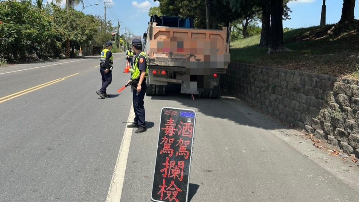 防堵大型車毒駕!屏東里港警動員強力路檢 盤查近百輛車