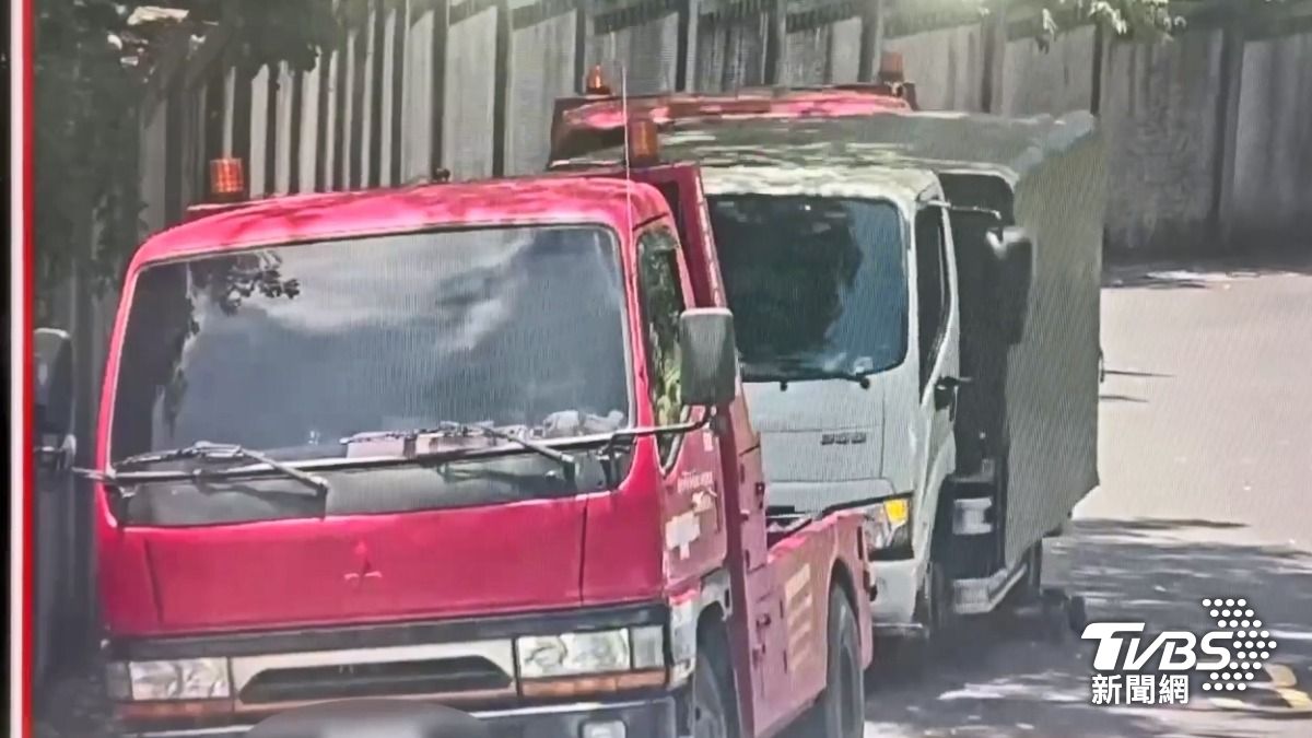 影音/拖吊車作業中脫鉤!貨車滑行碰撞受損 業者遭控竟「先拖回場」才通知