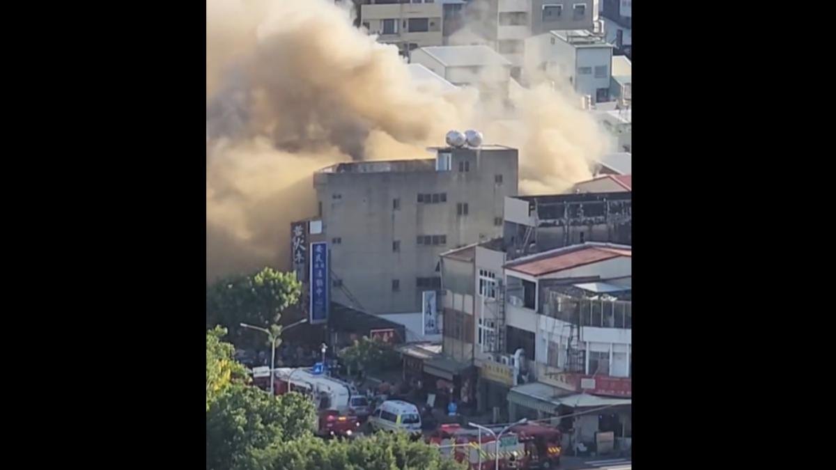 影音/台南居酒屋竄火!黑煙如巨龍吞噬街頭 延燒鄰宅半小時撲滅