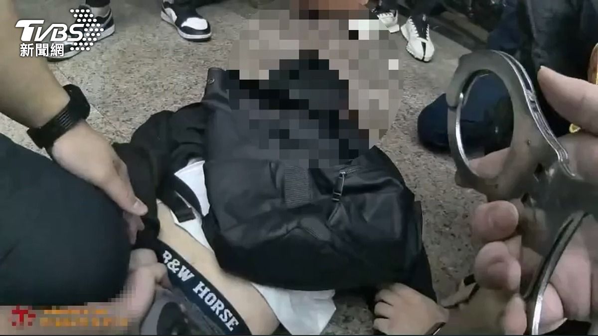 賊星該敗!三重娃娃機大盜遭熱心民眾壓制 警以現行犯上銬逮捕